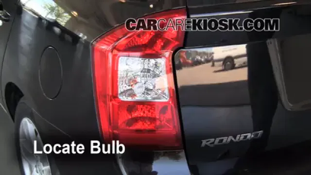 2007 Kia Rondo LX 2.4L 4 Cyl. Luces Luz de giro trasera (reemplazar foco)